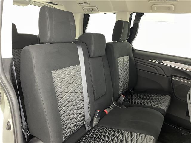 【後部座席】後席もゆったりドライブを楽しめます。内外装はプロこだわりのクリーニングで清潔なおクルマでご納車させていただきます！店舗での現車確認も承っています！