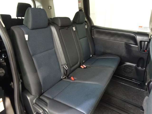 ゆとりある広々とした車内空間は、ドライブを始め買い物やレジャーなど、幅広く活躍します。一人でもみんなとでもお出かけを楽しみましょう！