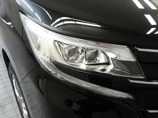LEDヘッドライトです。デザイン性がよくとても明るいので、夜間の走行や悪天候でも安心です。しかも長寿命！