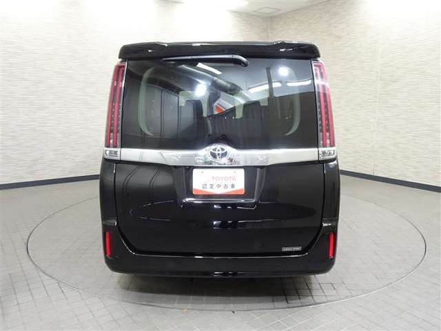バックカメラが付いているので後方確認が非常にしやすいです。今や運転初心者も熟練者も必須装備！ついていて損はないですね♪