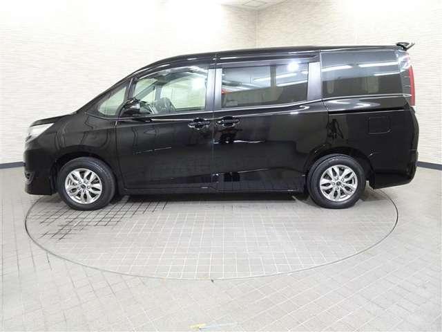 片側パワースライドドア付きだから、狭い駐車スペースなどでの 乗り降りラクラク！小さなお子さまのいるご家庭には嬉しい装備。