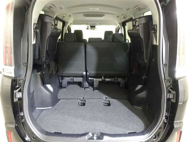 3列目シートは跳ね上げ式で折りたたみ可能です。キャンプ用品など大きな荷物もばっちり収納可能です！