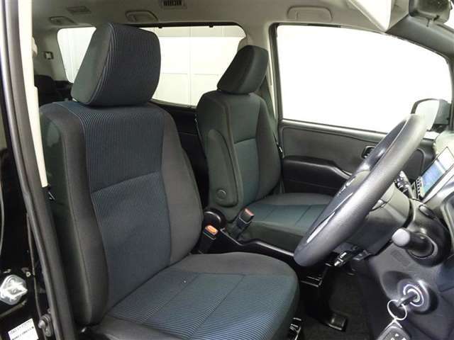 高いホールド性で運転姿勢が安定します。長距離ドライブでも疲れにくいのが魅力です。快適なドライビングライフをお送りください♪
