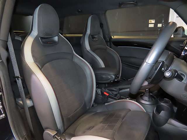 【ダイナミカレザーコンビシート】運転席や助手席は、カチッとしたしっかりとした造り込みによる走行時の安定感と安全性能の高さが確保されております。