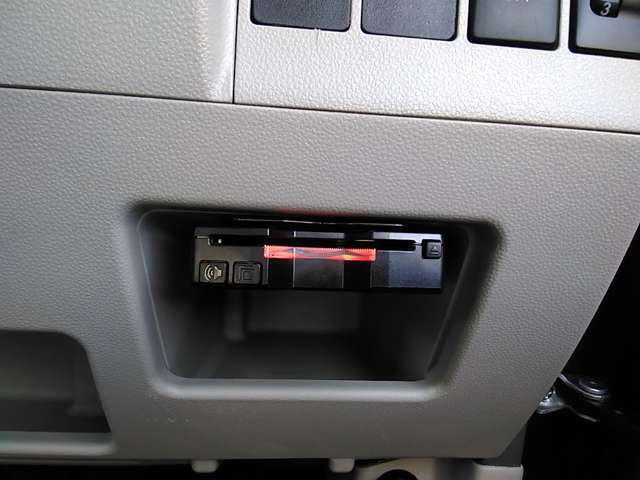 もはや必須アイテムのETC車載器。料金所がスムーズに通過できるのはもちろん、様々な料金メリットが受けられます。