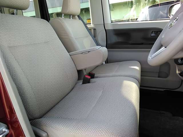 アームレスト付きフロントシートでロングドライブも快適です！