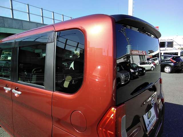 プライバシーガラスは外の目から荷物を守ってくれるだけでなく、断熱効果も期待できます。