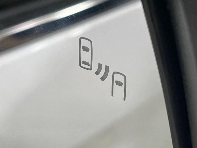 【ブラインドスポットモニター】走行中、ドアミラーの死角になりやすい箇所に後続車が接近するとサイドミラーのレンズに警告を表示！ドライバーに注意喚起をしてくれます。