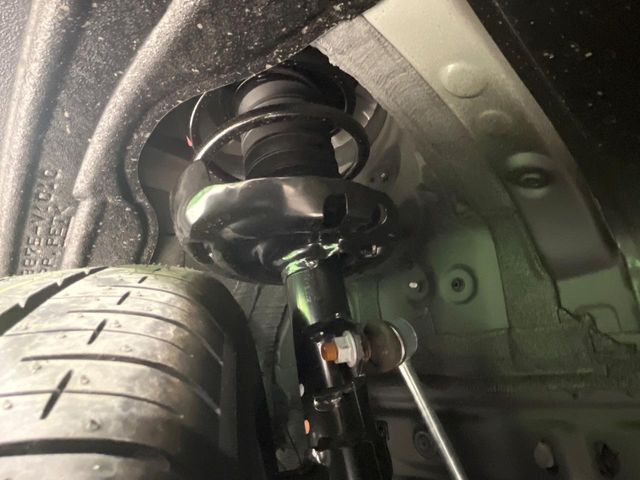 お車を安心してお乗りいただく為には、足回りの定期点検が欠かせません。サービスサポート（有償保証）では無料点検もご提供しており、安心のカーライフをお過ごしいただけるサポート体制が整っています。