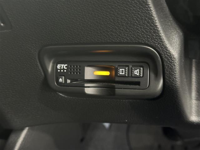 【ETC】ETC車載器がビルトインで装備されています。有料道路の乗り降り時に停車することなくスマートに乗り入れが可能になったり、割引を受けることができる嬉しい装備です。