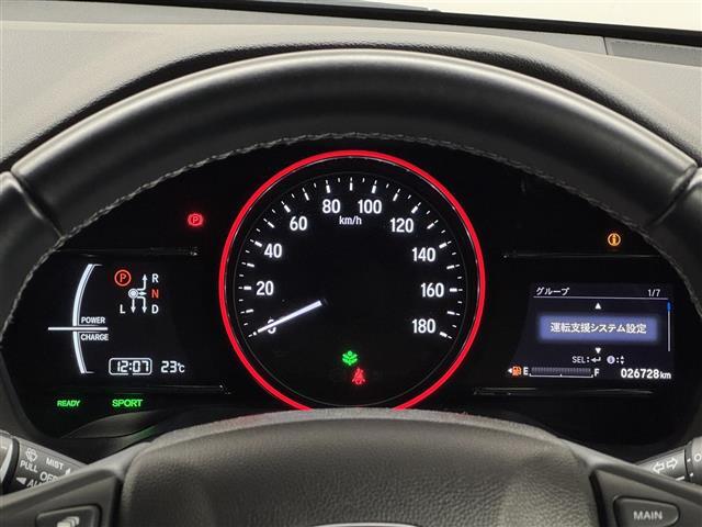 【メーターまわり】ドライバーから見やすい位置にあって安全運転に寄与します。マルチインフォメーションディスプレイでは、クルマに関する情報の確認はもちろん、各種安全機能・装備のON/OFFも設定可能。