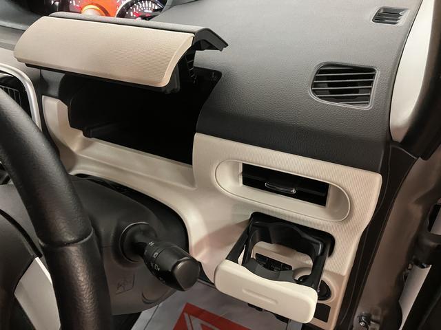 全席にドリンクホルダー装備！！前席にはプッシュ型のドリンクホルダーでオールシーズンお飲み物を置きながらドライブもいかがでしょうか。