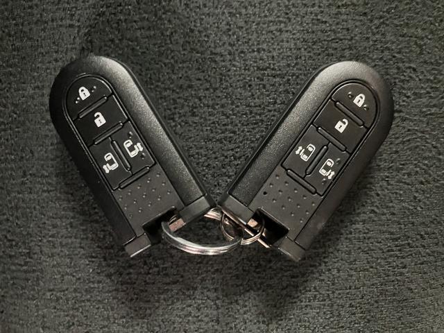 電子カードキーを携帯していれば、ドアハンドルやバックドアのリクエストスィッチを押すだけでドアの施錠、開錠が行えます。電子カードキーがないとエンジンが始動しない、盗難防止に役立つイモビライザー機能付