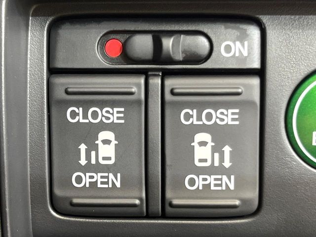 【両側パワースライドドア】スマートキーや運転席のスイッチで後席両側スライドドアの開閉が可能♪電動だから力を入れてドアを開ける必要が無く、小さなお子様でも簡単に開け閉めでき快適です♪