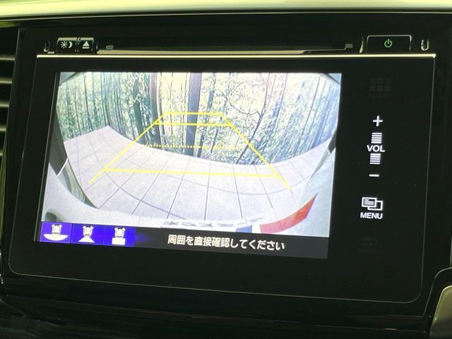 【バックカメラ】駐車時に後方がリアルタイム映像で確認できます。大型商業施設や立体駐車場での駐車時や、夜間のバック時に大活躍！運転スキルに関わらず、今や必須となった装備のひとつです！