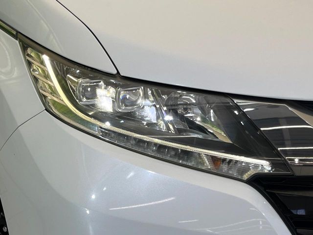 【LEDヘッドライト】悪天候や夜間走行時も良好な視界を確保し安心して運転できる高輝度LEDヘッドライトを装備！点灯速度が早く、消費電力も抑えられています。