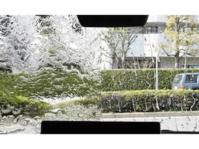 【CRYSTER VIEWフトントウィンドウ撥水プラン】夜の雨の日の見ずらさから解放されるCRYSTER VIEWフロントウィンドウ撥水が今ならこの価格で☆大好評を頂いております♪是非、スタッフまでご依頼下さい！