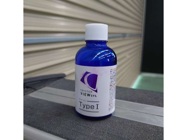 【CRYSTER VIEWフトントウィンドウ撥水プラン】その後、CRYSTER VIEWのTYPE1を使って塗り込んでいきます。