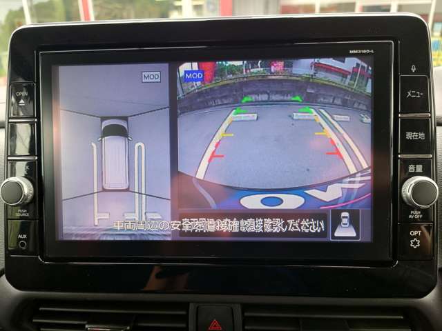 【全方位対応バックカメラ】大きな9インチの画面に映るバック映像。全方位の売りは左に映る、360度上から見下ろせる画面。これ本当に便利です。枠に垂直に入っているか、見えるだけで運転上手になった感じに♪