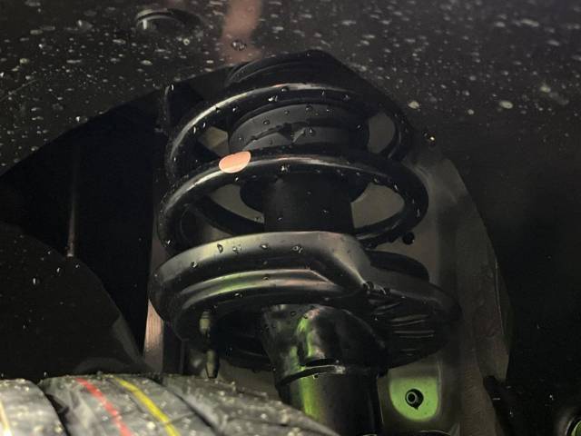お車を安心してお乗りいただく為には、足回りの定期点検が欠かせません。サービスサポート（有償保証）では無料点検もご提供しており、安心のカーライフをお過ごしいただけるサポート体制が整っています。