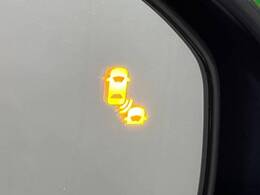 【ブラインドスポットインフォメーション】走行中、ドアミラーの死角になりやすい箇所に後続車が接近するとサイドミラー付近に警告を表示、ドライバーに注意喚起をしてくれます。