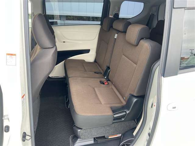 ゆとりある広々とした車内空間は、ドライブを始め買い物やレジャーなど、幅広く活躍します。一人でもみんなとでもお出かけを楽しみましょう！
