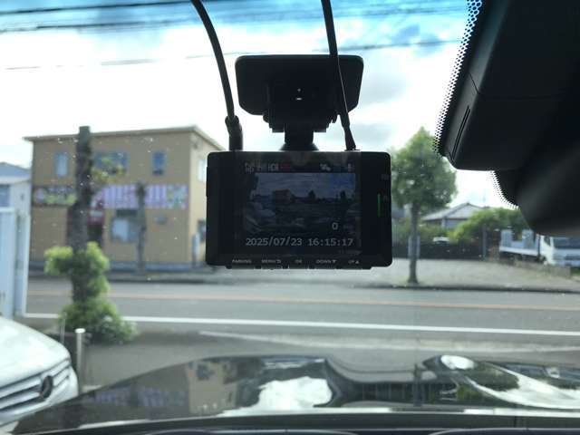 新しく入庫いたしました！当社自慢のお車です。ご覧になってください。気になる点がありましたら、どうぞ遠慮なくお申し付けください。