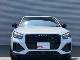 日本人デザイナーの発案によって2005年から採用されている、「シングルフレームグリル」。ひと目でAudiとわかる象徴的なデザインはAudiのブランドイメージを確立しています。