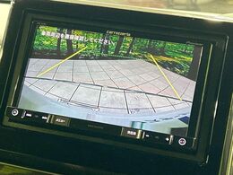 【バックカメラ】駐車時に後方がリアルタイム映像で確認できます。大型商業施設や立体駐車場での駐車時や、夜間のバック時に大活躍！運転スキルに関わらず、今や必須となった装備のひとつです！