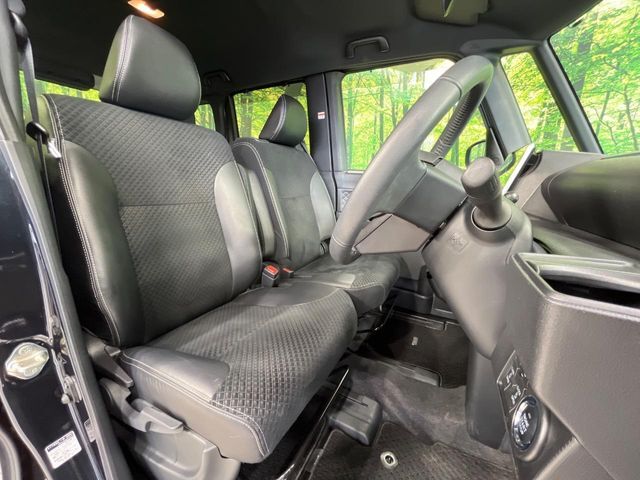 運転席シート廻りは使用感も少なく、良好な状態となっています。丁寧に使われていたことがよくわかりますね。