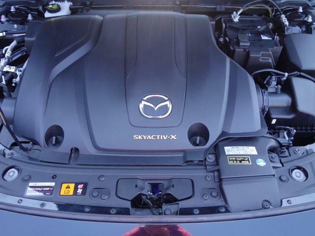 ディーゼルエンジンの力強さとガソリンエンジンのレスポンスの良さを併せ持つ新世代のエンジン『SKYACTIV-X』。そこにマツダ独自のエネルギー回生システム『Mハイブリッド』を組み合わせてあります。