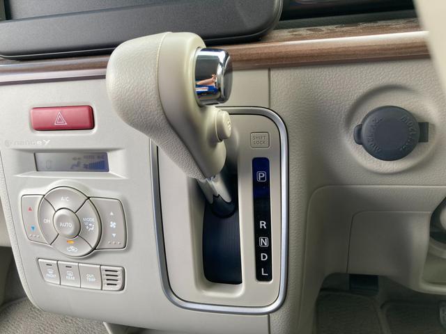 運転の際に必ずお手が触れるシフトもきれいな状態です！