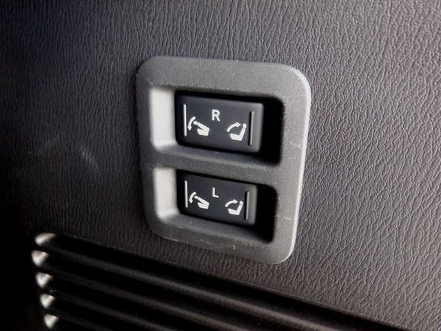 ボタン一つでサードシートの格納が可能です。