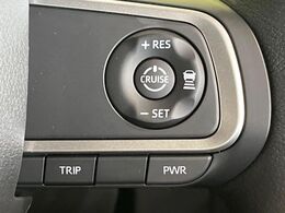 【アダプティブクルーズコントロール】高速道路での長距離走行が楽に！！自動で速度を保つクルーズコントロールが、衝突軽減システムと連携し、前方の車両を感知して車間を保つように速度調節してくれます！！