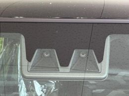 【スマートアシスト】走行中に前方の車両等を認識し、衝突しそうな時は警報とブレーキで衝突回避と被害軽減をアシスト。より安全にドライブをお楽しみいただけます。