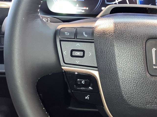 ステアリングスイッチで、安全運転！前方から目線を外さないように！
