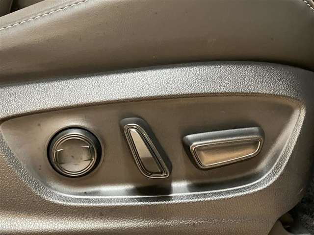 パワーシート搭載。微妙な調整が手軽にでき、ピッタリのポジションで運転することが可能です。