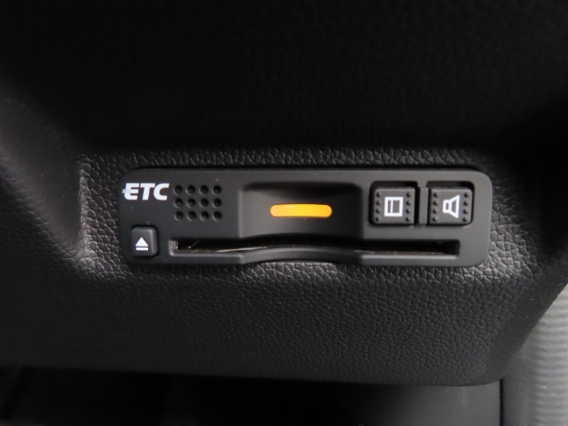 『ETC搭載』　高速利用時に便利なETCを搭載しております。高速道路での利用がスムーズになります！これで長旅も楽々♪納車時にセットアップをさせていただきますので、カードを差し込むだけでご利用いただけま
