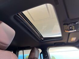 【サンルーフ】開放感たっぷりの希少装備、サンルーフが装着されています！車内に明かりを取り入れたり景色を楽しむ以外にも、車内の空気も簡単に換気できて快適です！