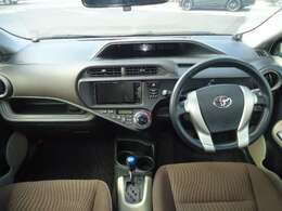 インパネはシンプルなデザイン。各操作スイッチなども使いやすい位置に配置されていますよ。