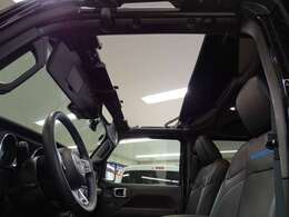 ☆オプションの【純正サンライダーフリップトップ】付きです！ロックを外せば、簡単に開閉することができるので、開放感のあるドライブをお楽しみいただけます！☆