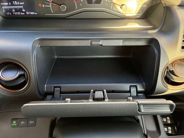 ハンドル奥に収納スペースがございます☆