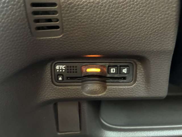 今や欠かせない装備となったETC車載器！ビルドインタイプなので、運転の邪魔にもなりません♪