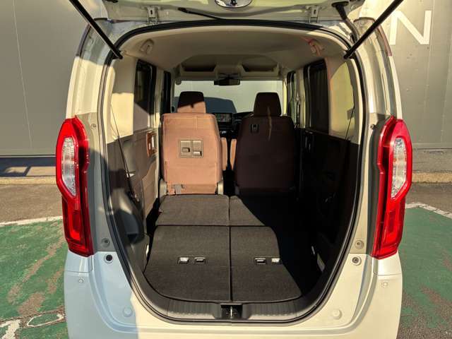 荷室もたっぷりでプライベートでも活躍できます。