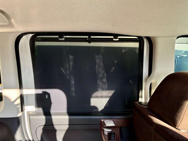 ロールサンシェードは強い日差しを遮ることで、後席に座るお子さまの安眠を守ります。