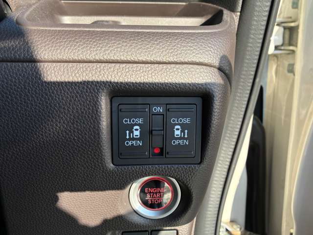 両側電動スライドドア◎運転席から開閉が可能です！