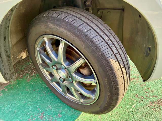 タイヤサイズは155/65R14です。