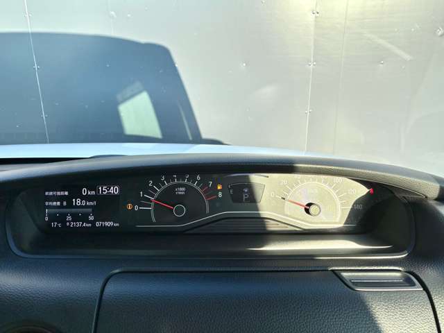 一目で様々な情報が分かるスピードメーターです。