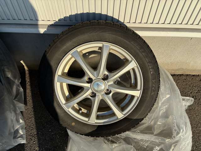スタッドレスタイヤ＆ホイール付き♪（※スタッドレスタイヤは現状でのお渡しとなります。）