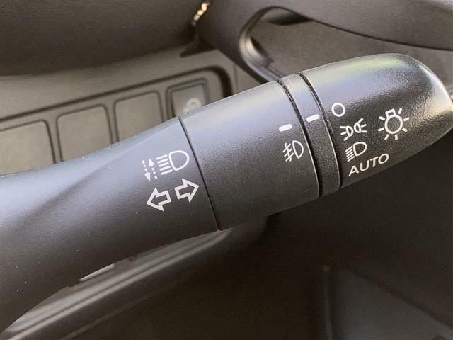 【オートライト（AUTO）】外の明るさをシステムが感知して、自動でヘッドライトが点灯します！ヘッドライトをつけ忘れを防ぐ便利機能です。